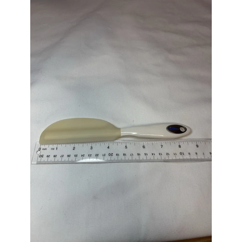 Wilton White Plastic Scraper with Removable Silicone Head